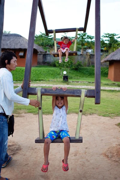 Bambini alpinisti che giocano un'ala a Pai, Mae Hong Sorn, Thailandia — Foto Stock