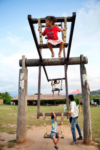 Bambini alpinisti che giocano un'ala a Pai, Mae Hong Sorn, Thailandia — Foto Stock