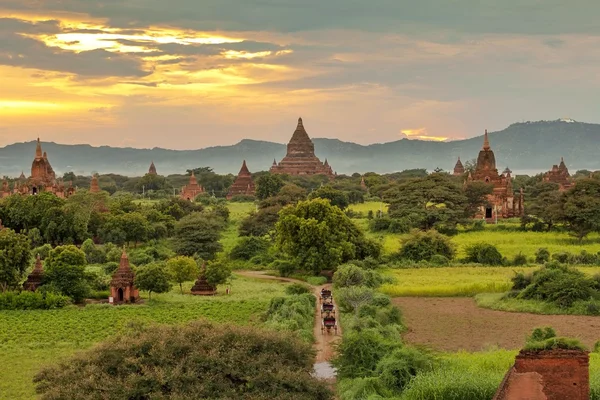 Les temples et la calèche au coucher du soleil, Bagan, Myanmar — Photo