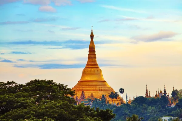 Pagode Shwedagon au crépuscule, Yagon, Myanmar — Photo