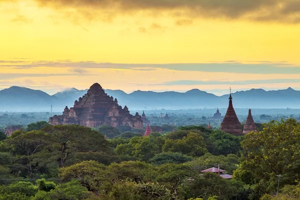Dhammayangyi Le plus grand temple de Bagan et une petite autre pagode dans la brume, Myanmar — Photo