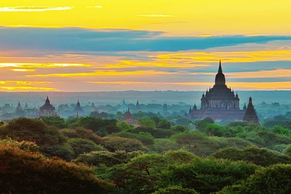 Güzel görünümü pagodadan ve ne zaman ağaçlar sunrise bagan, myanmar — Stok fotoğraf