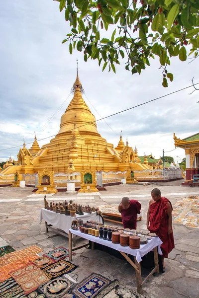 Moines dans le temple de Mandalay, Myanmar — Photo
