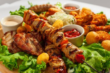 на грилі м'яса на палички (шашлик)