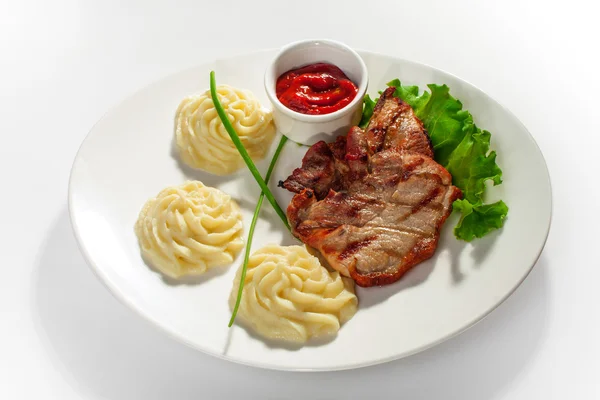 Carne grelhada e puré de batata — Fotografia de Stock