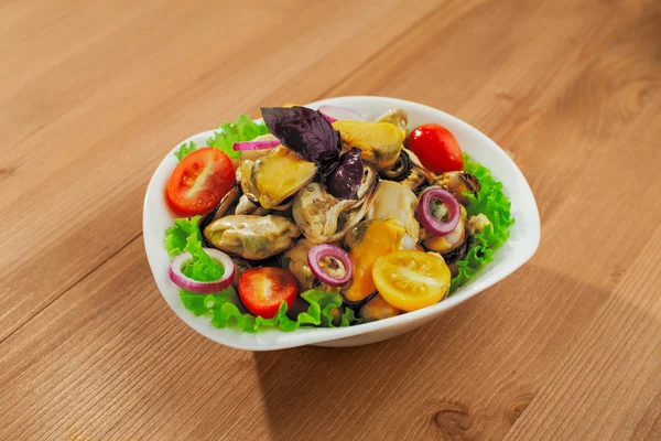 Fresh mussels salad — Stock Photo, Image