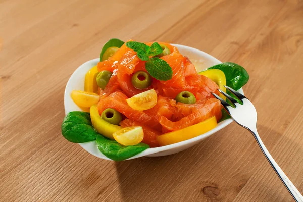 Frischer roter Fischsalat — Stockfoto