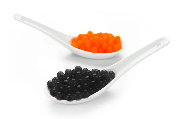 Caviar negro y rojo en cucharas de porcelana — Foto de Stock