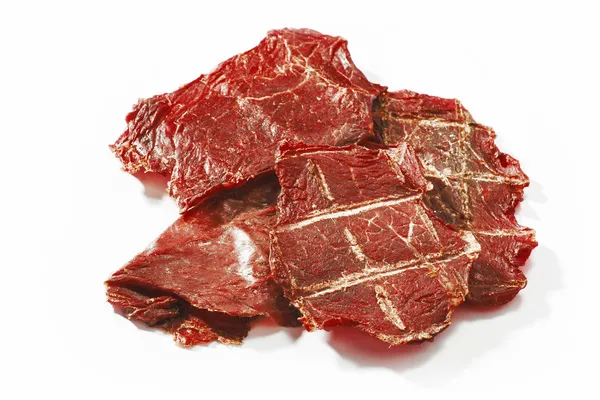 Beef jerky op witte achtergrond — Stockfoto