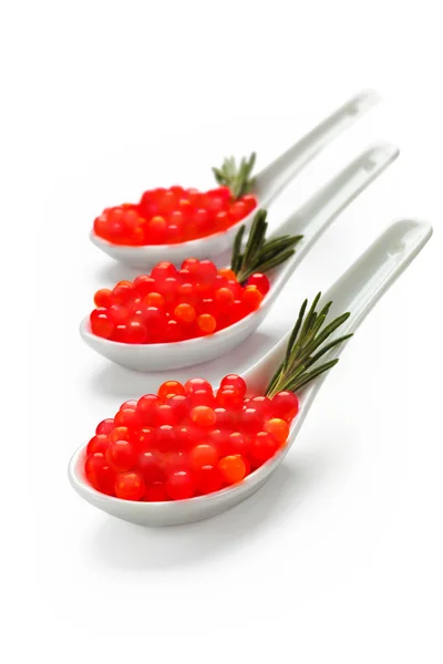 Caviar vermelho em colheres de porcelana uncluttered — Fotografia de Stock