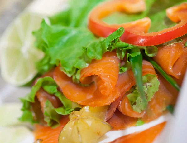 Frischer roter Fisch, Salat und Paprika — Stockfoto