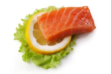 somon, limon dilimi ve salata yaprağı ile kompozisyon