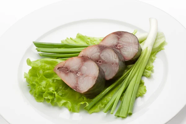 füme balık parçaları soğan ile