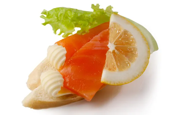 Sandwich con salmone e foglia di insalata — Foto Stock