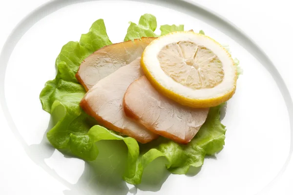 Composizione con salmone, fetta di limone e foglia di insalata — Foto Stock