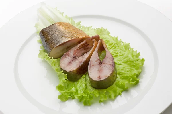 Piezas de pescado ahumado con aros de cebolla —  Fotos de Stock