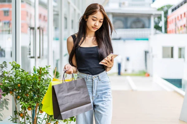 Asiatique Fille Tient Des Sacs Provisions Utilisant Smartphone Tout Faisant — Photo