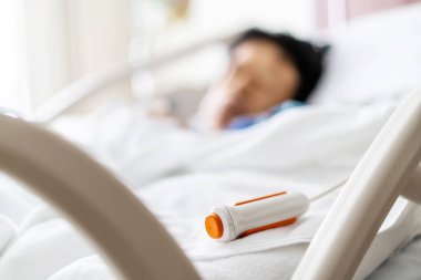 Acil durum hemşire çağrı düğmesi yatak odasındaki hastane terapisinde doktor ya da hemşireden acil yardım çağrısı
