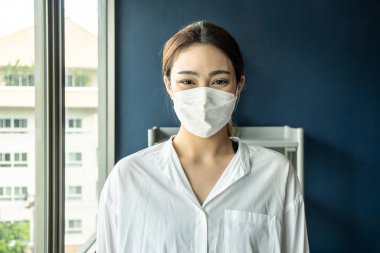 Tıbbi maske takan güzel bir kadın koruyucu maske takan bir kadın. Corona virüsü için ameliyat maskesi takan kadın.