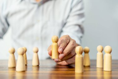 İnsan kaynakları arama bloğu ahşap, bir el tarafından temsil edilen personel seçimi bir grup insandan stilize bir kişi, planlama kavramı, strateji