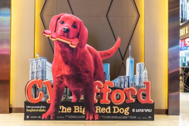 Bangkok, Tayland - 17 Aralık 2021 Filmin tanıtımı için sinemada Büyük Kızıl Köpek Clifford 'un güzel bir standı