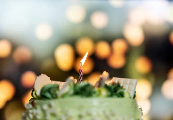 Buona Torta Compleanno Con Candele Sullo Sfondo Luci Brillanti Bokeh — Foto Stock