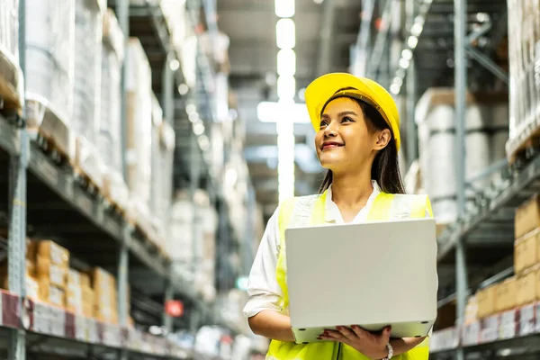 Glimlach Aziatische Vrouw Magazijn Werknemer Doen Inventarisatie Van Producten Management — Stockfoto