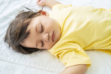 Sevimli, küçük bebek portresi ya da yatakta rahatça uyuyan bebek. Sevimli yeni doğan çocuk konsepti
