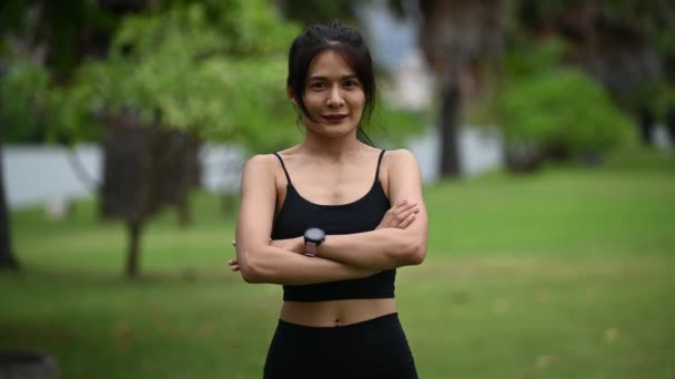 Azji Sportowe Kobieta Oddycha Świeżym Powietrzem Parku Fitness Ćwiczenia Koncepcja — Wideo stockowe