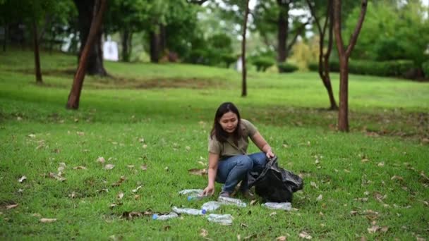 Aziatische Vrouw Plukken Plastic Afval Park Dag Milieuvervuiling Concept — Stockvideo