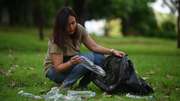 Azjatycka Kobieta Zbierająca Odpady Tworzyw Sztucznych Parku Ciągu Dnia Koncepcja — Wideo stockowe