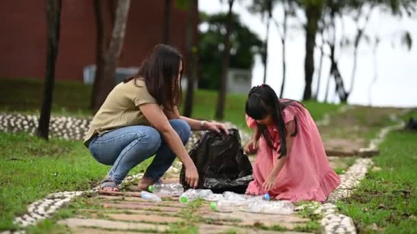 亚洲母亲和女儿白天在公园捡塑料垃圾 环境污染概念 — 图库视频影像