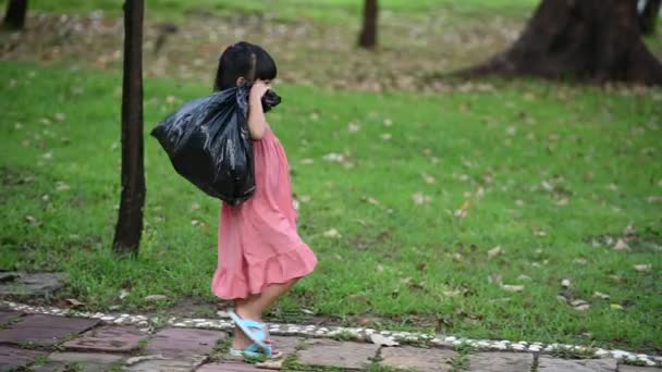 Asiatica Bambina Raccolta Rifiuti Plastica Parco Giorno Concetto Inquinamento Ambientale — Video Stock