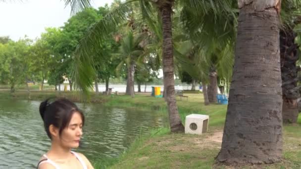 Ασιάτισσα Λεπτή Γυναίκα Κάνει Γιόγκα Άσκηση Στο Πάρκο Την Ημέρα — Αρχείο Βίντεο