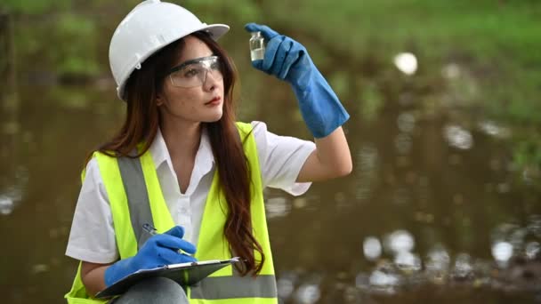 Ecologista Femenina Trabajando Cerca Del Lago Tomando Pruebas Agua — Vídeo de stock