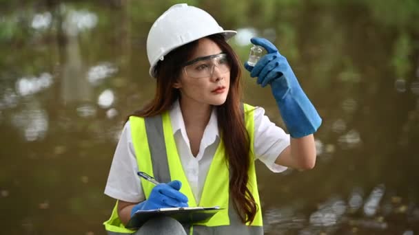 Ecologista Femenina Trabajando Cerca Del Lago Tomando Pruebas Agua — Vídeos de Stock