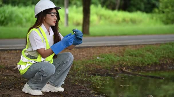 Ecologista Femenina Trabajando Cerca Del Lago Tomando Pruebas Agua — Vídeo de stock