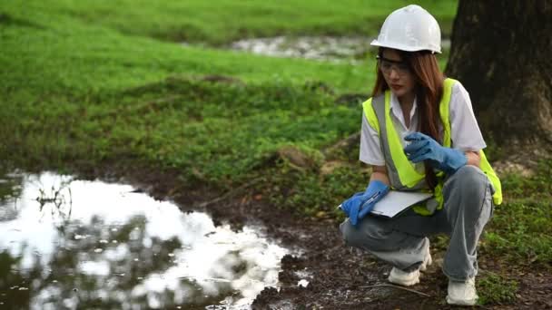 Ecologista Femenina Trabajando Cerca Del Lago Tomando Pruebas Agua — Vídeo de stock