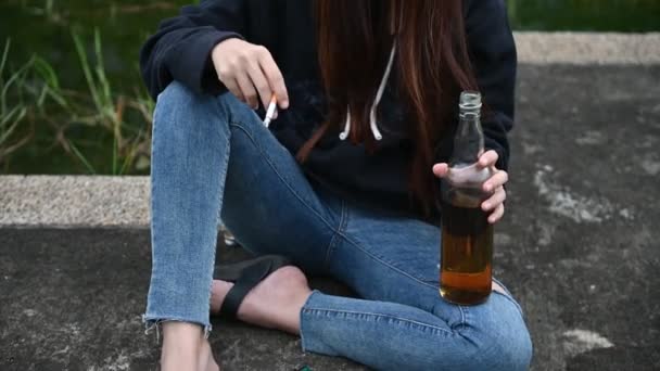 Młoda Kobieta Alkoholem Uzależnieniem Papierosów Siedzi Świeżym Powietrzu Koncepcja Społeczna — Wideo stockowe