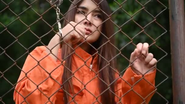 Portret Van Wanhopige Vrouw Gearresteerd Ijzeren Gevangenis — Stockvideo