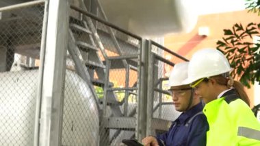 Mühendisler sıvı helyum ve önleyici bakım takvimlerini kontrol etmek için çalışıyorlar.