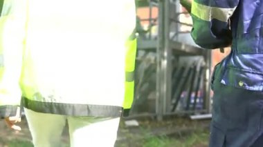 Benzin istasyonunda çalışan mühendisler, önleyici bakım programı kontrolü