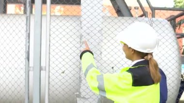 Benzin istasyonunda çalışan mühendisler, önleyici bakım programı kontrolü