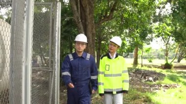 Mühendisler sıvı helyum ve önleyici bakım takvimlerini kontrol etmek için çalışıyorlar.