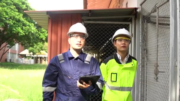 Benzin Istasyonunda Çalışan Mühendisler Önleyici Bakım Programı Kontrolü — Stok video
