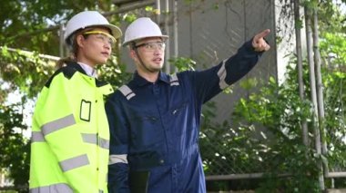 Benzin istasyonunda çalışan mühendisler, önleyici bakım programı kontrolü