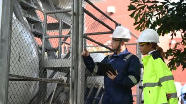 Benzin istasyonunda çalışan mühendisler, önleyici bakım programı kontrolü