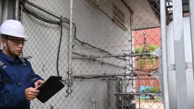 Benzin istasyonunda çalışan mühendisler, önleyici bakım programı kontrolü