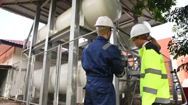 Ingenieurs Werken Bij Tankstation Preventief Onderhoud Controleren — Stockvideo