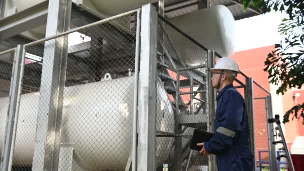 Ingeniero Que Trabaja Gasolinera Control Del Programa Mantenimiento Preventivo — Vídeo de stock